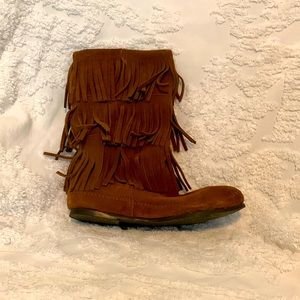 Minnetonka fringe boot. 3 layer sz 11